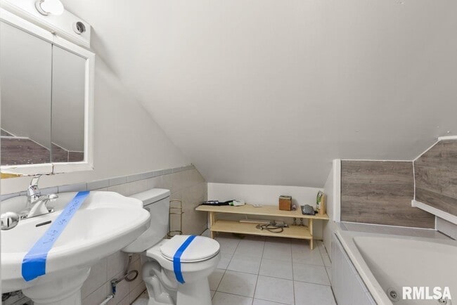 Building Photo - 1816 W Callender Ave