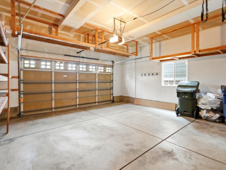 Building Photo - 690 Tiger Lily Way