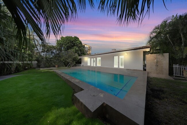 Building Photo - 850 N Venetian Dr