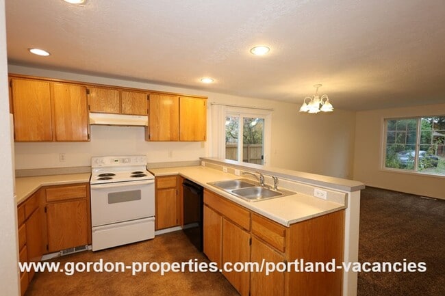 Building Photo - SE 73rd Ave - 3 bedroom townhouse in Mt Scott-Arleta neighborhood