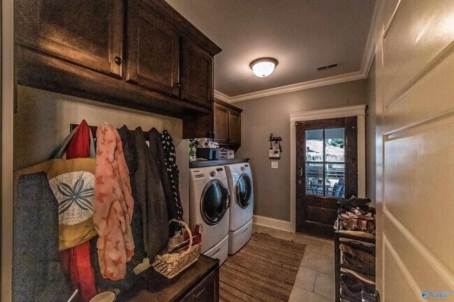 Building Photo - 1716 NE Wellman Ave