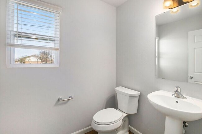 Building Photo - 510 Homewild Ave