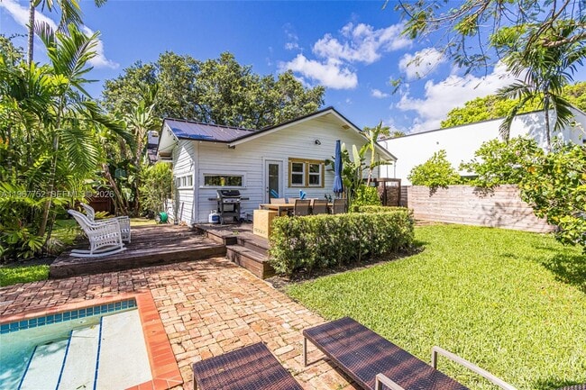 Building Photo - 655 NE 120th St