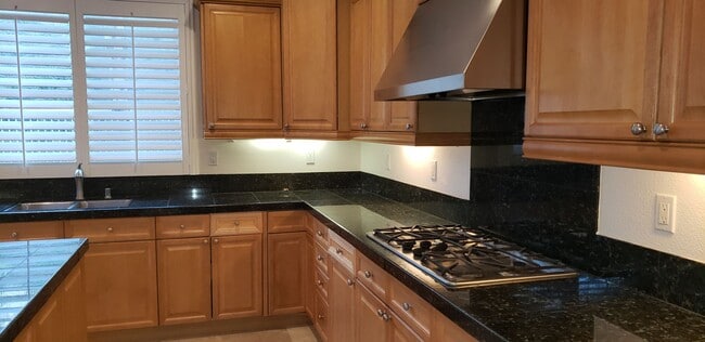 Building Photo - 70 Vía De La Valle