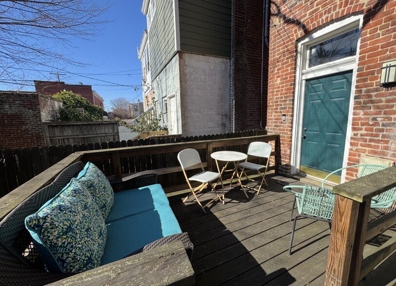 Courtyard Deck - 1843 W Grace St