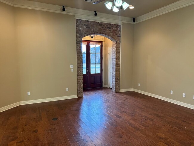 Building Photo - 508 Brompton Ln