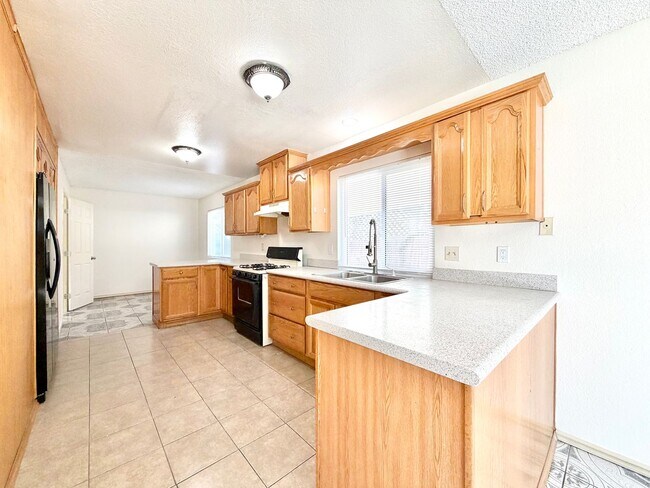 Building Photo - Gated 3 Bedroom 2.5 Bath Home with Bonus Room & Private Balcony