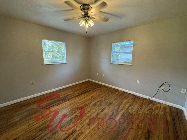 Building Photo - 3 bedroom 1 bath in excellent location!
