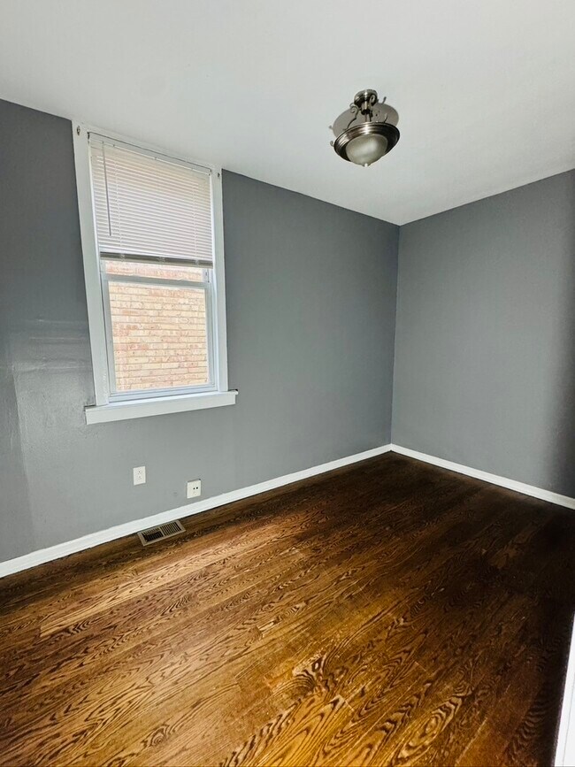 Building Photo - 2123 N Mango Ave