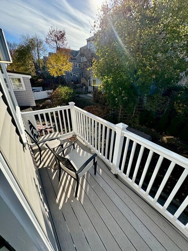 Building Photo - Spacious 3 Bed 2.5 Bath with Parking!