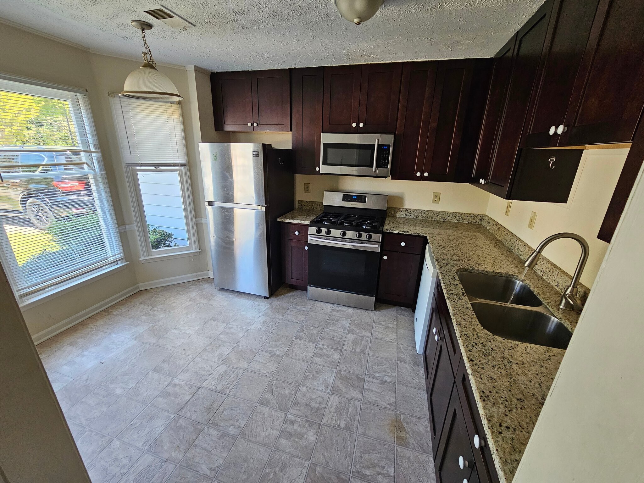 Building Photo - 1007 Oaks Pkwy SE