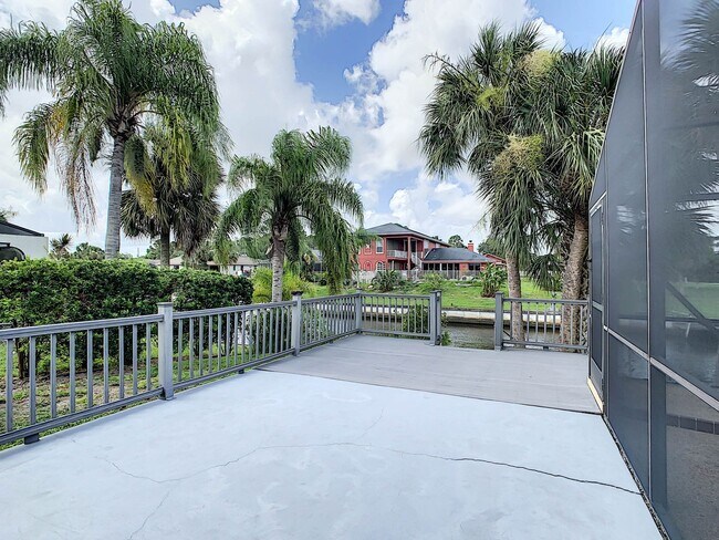 Building Photo - Port Charlotte Waterfront Pool Home - Grea...