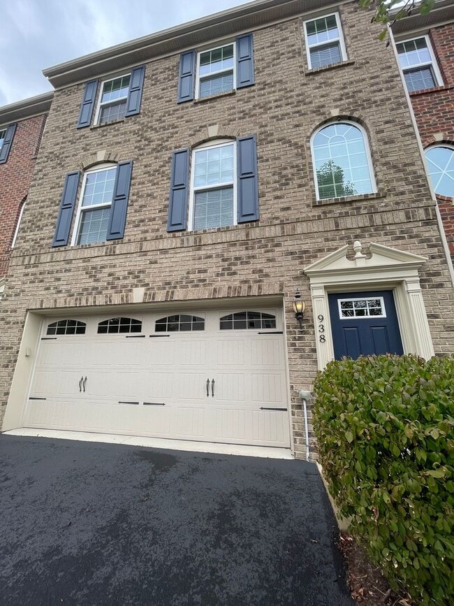 Building Photo - Gorgeous 3 BD/ 2.5 BA Townhouse Available ...