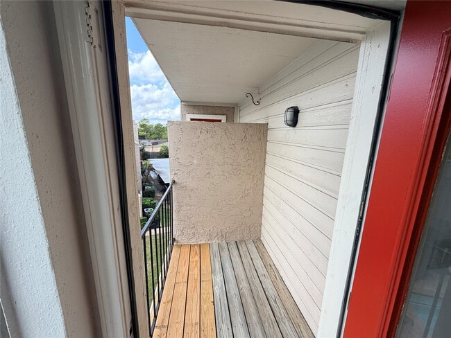 Building Photo - 10855 Meadowglen Ln