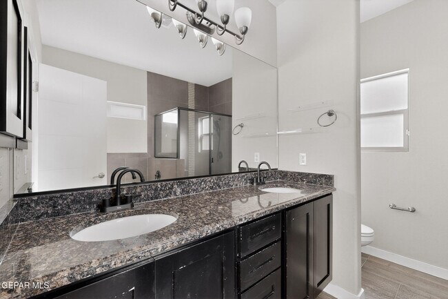 Building Photo - 320 S Manzanita Dr