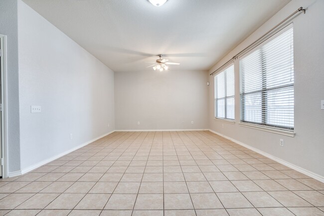 Building Photo - 3 Bedroom/2.5 Bath Pecan Hill Subdivision