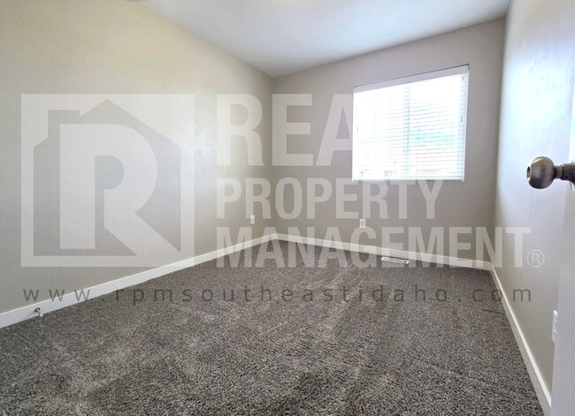 Building Photo - Bright & Clean 3 Bedroom, 2.5 Bathroom Townhome for Rent in Idaho Falls by Real Property Manageme...