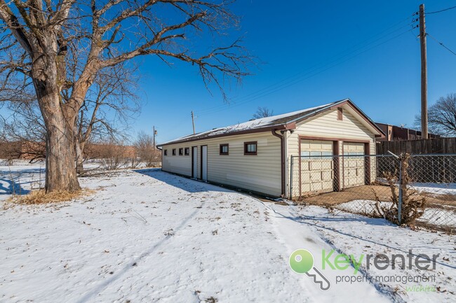 Building Photo - 4 Bedroom 2 Bath - Quiet and Peaceful with...