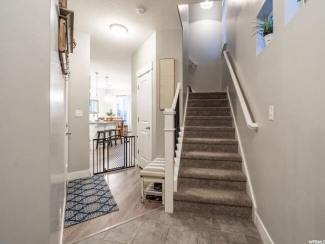 Building Photo - 132 W Silver Springs Dr