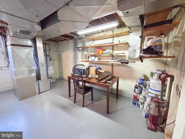 Building Photo - 305 Hillsboro Dr