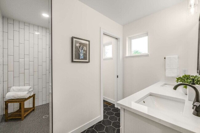 Building Photo - Stunning New Construction in the Heart of Uptown