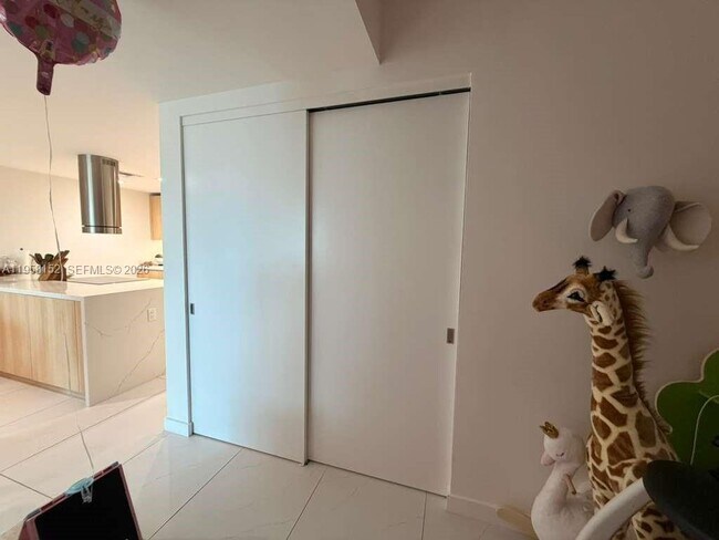 Building Photo - 9901 W Bay Harbor Dr