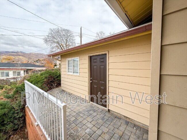 Building Photo - 1011 Claremont Dr