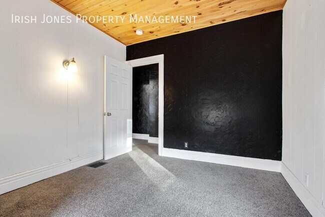 Building Photo - 2829 South Park Ave