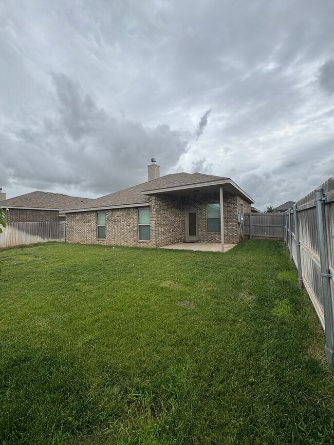 Building Photo - Located in Heritage Hills!!! 3/2/2 Fabulou...