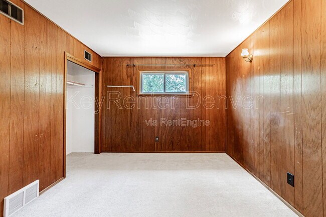 Building Photo - 400 Lily Ln