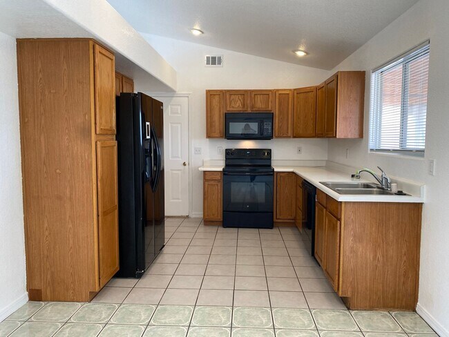 Building Photo - Great 3 Bedroom Home in Golden Valley on Pavement!