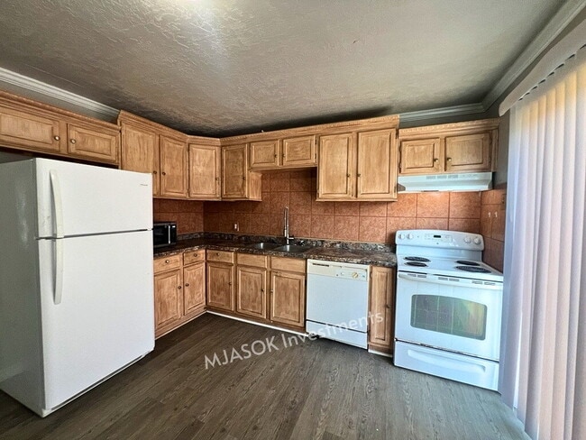 Building Photo - 4 Bedroom Home in Lawton — Available Now