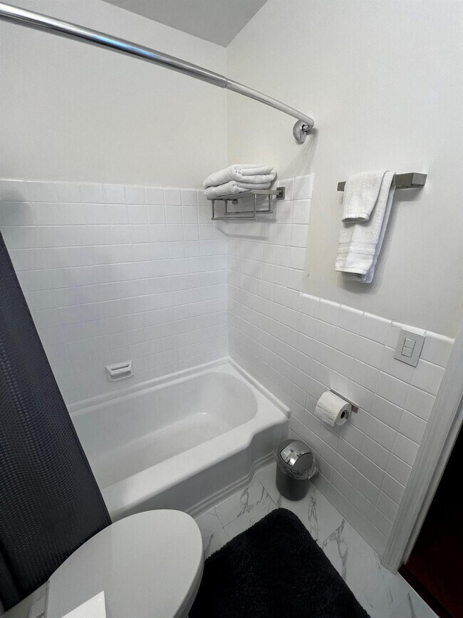 Building Photo - 904 NE 20th Ave