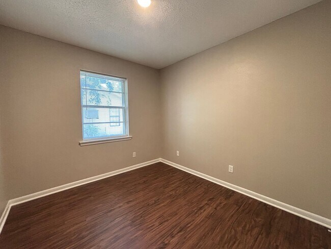 Building Photo - 3 Bedroom and 2 Bath