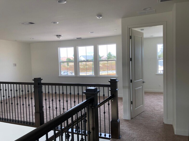 Building Photo - 499 Russell Way