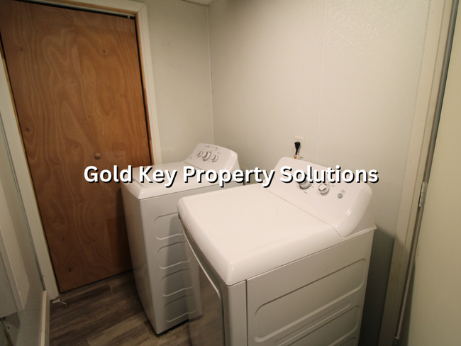 Building Photo - 1 BR 1 BA Downstairs Apartment with ALL UT...