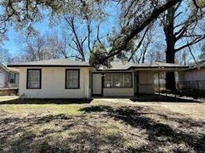 Building Photo - Large 3 bedroom, 2 bath with refrigerator!
