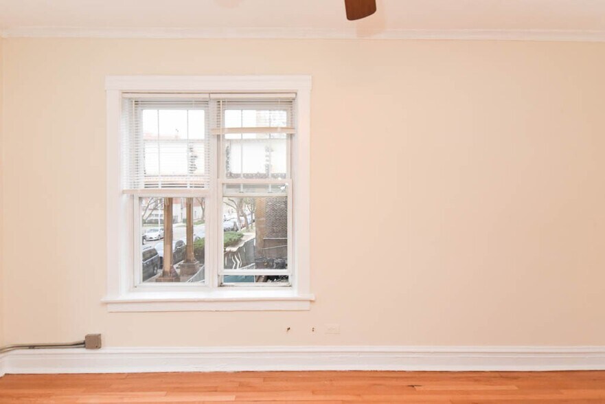 Building Photo - 952 W Cornelia Ave