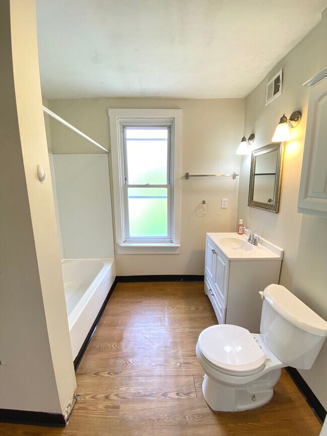 Building Photo - Spacious 4 Bed/1 Bath Home in Beechview-Convenient to Downtown! Available 7/5