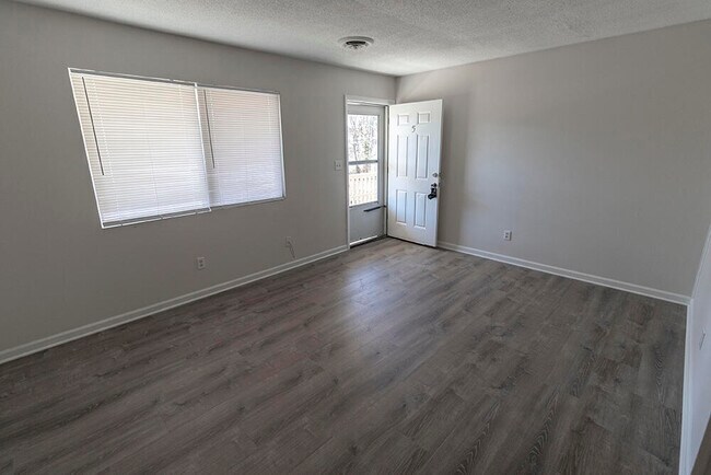 Building Photo - 801 N Ann St