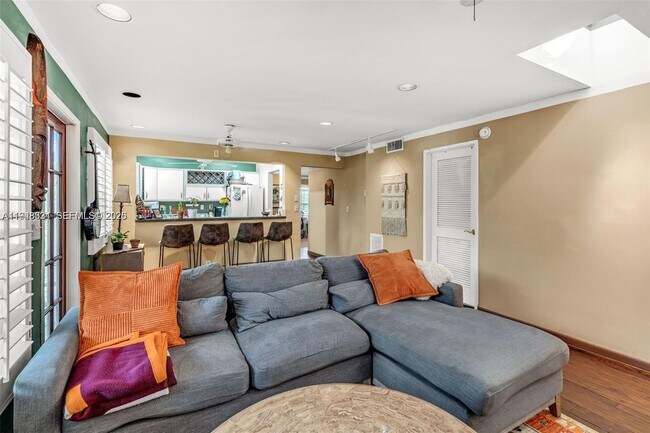 Building Photo - 320 SE 10th Ave