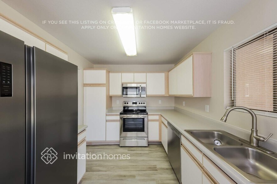 Building Photo - 8559 W Carol Ave