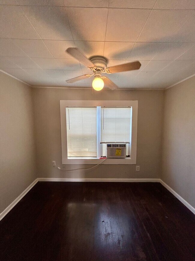 Building Photo - Two bedroom 1 bath home - 12th month free