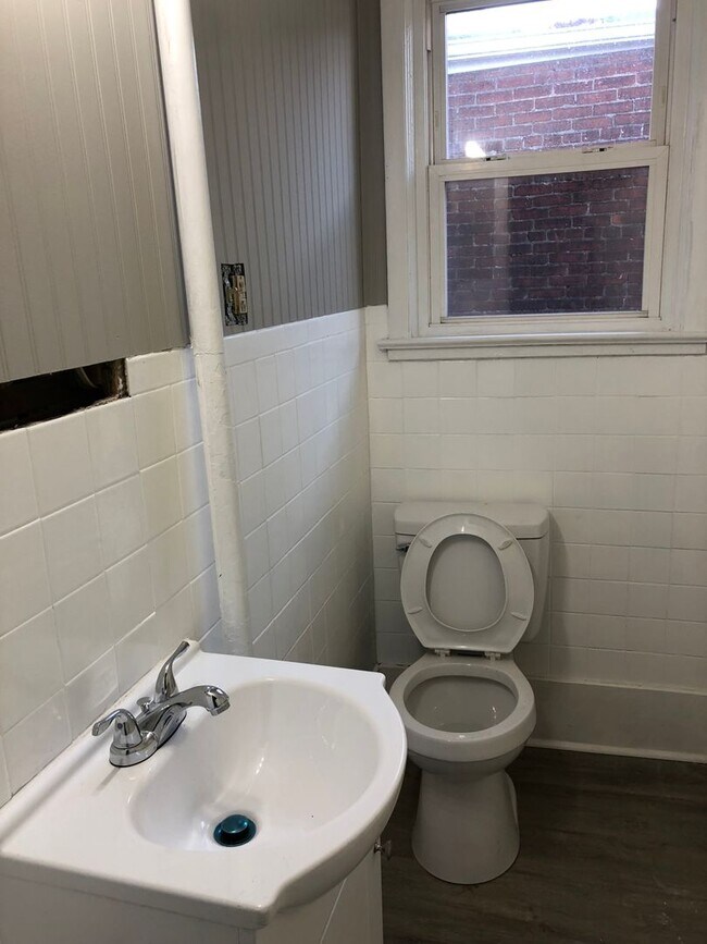 Building Photo - Cozy 4 Bedroom, 1 Bath Home in West York Schools!