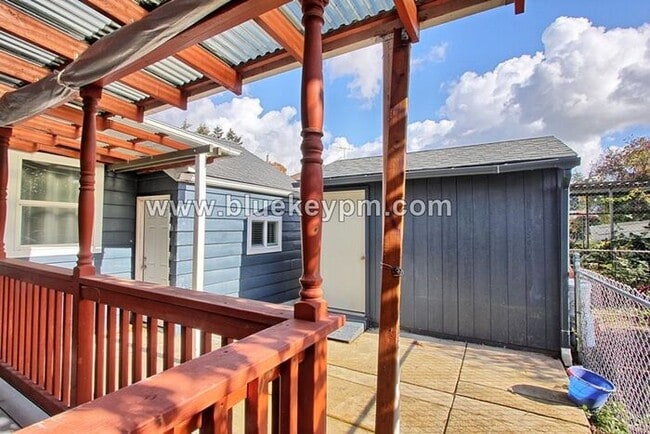 Building Photo - 3 Bed, 2 Bath Home Near Mill City Park in Portland