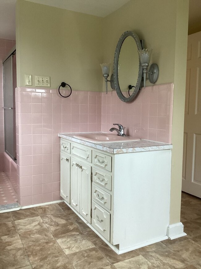 Building Photo - Two-Bedroom House