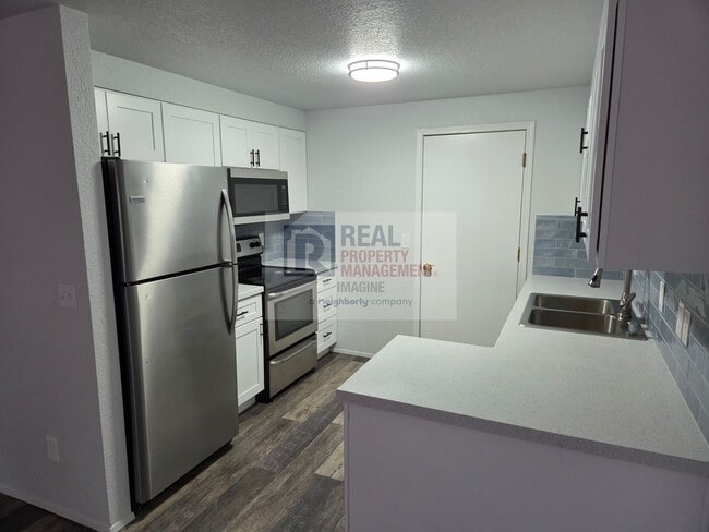 Building Photo - Check Out This Completely Remolded 3 Bedroom, 2.5 Bath Townhome!