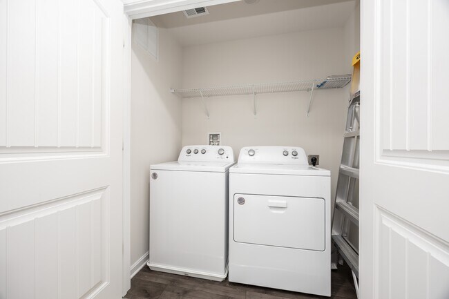 Building Photo - 317 Stream Valley Ct