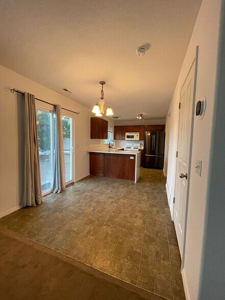 Building Photo - 120 Shamrock Ln