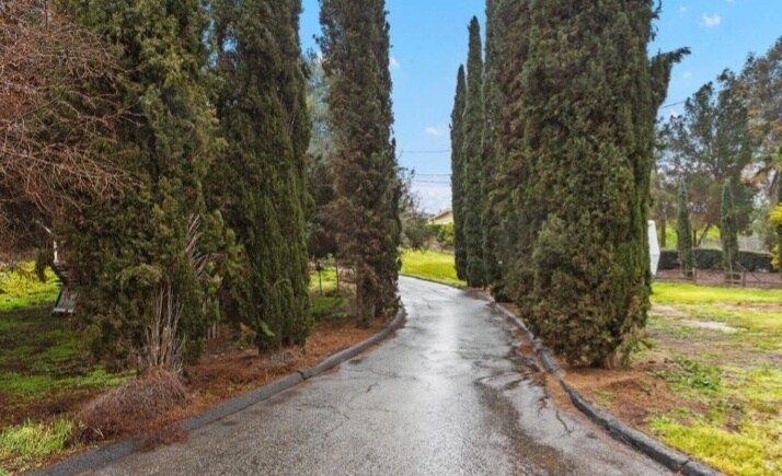 Private driveway with plenty of parking - 1838 Foxfire Rd